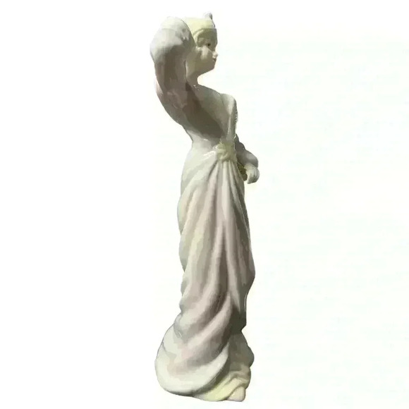 Pretty porcelain lady statuette - Picture 4 of 8